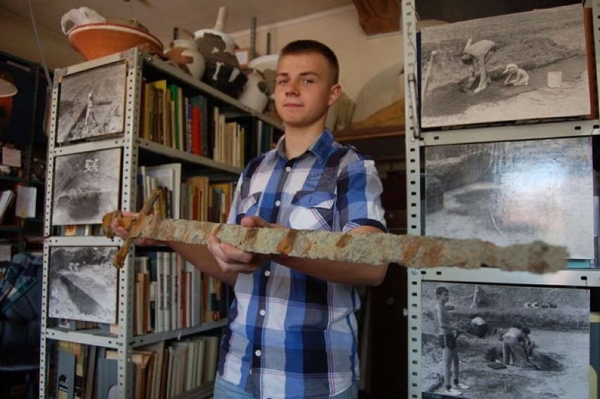 Średniowieczny miecz

W 2012 roku 17-letni chłopak podczas...
