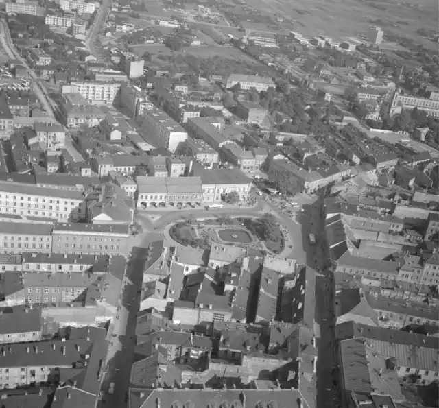 Kielce z lotu ptaka czyli widziane z góry. Zobacz archiwalne zdjęcia. Najstarsze pochodzą z początku XX wieku. 

Na zdjęciu: Rok 1967 - Rynek widoczny od południa.
