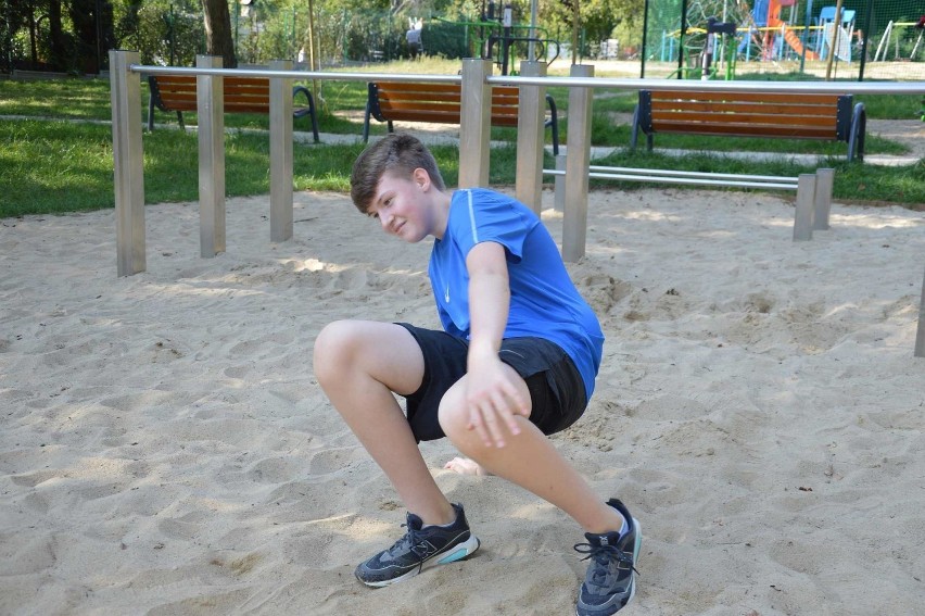 Ćwiczenia młodzieży w Parku Piastowskim