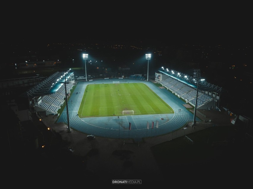 Rozświetlony stadion MOSiR w Radomiu z lotu ptaka. Zobacz zachwycające zdjęcia i film