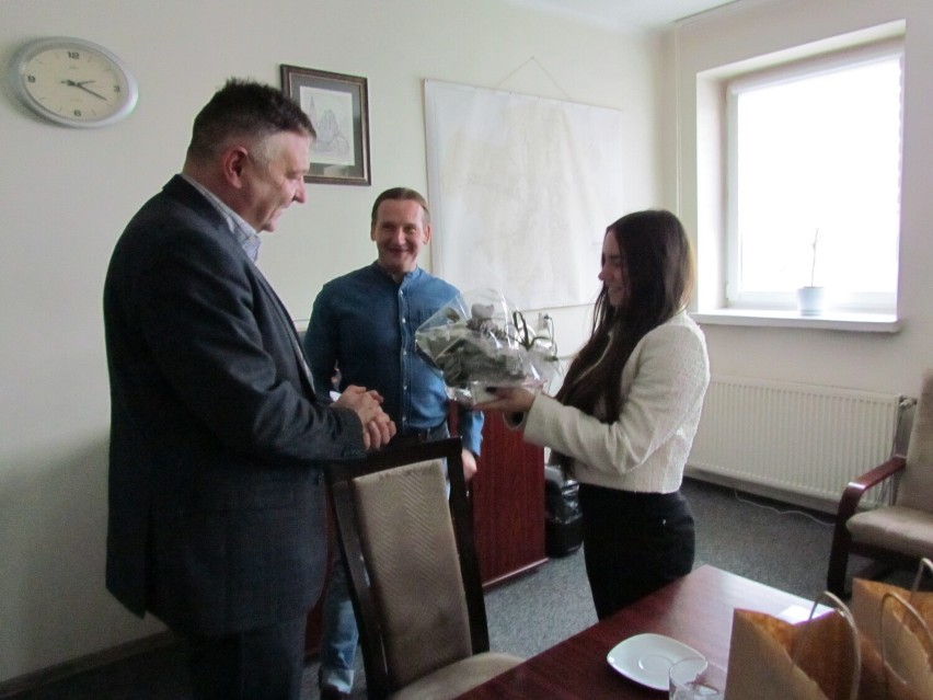 Oliwia Drzazga, sztangistka UMLKS Radomsko odwiedziła miejską spółkę PGK. ZDJĘCIA