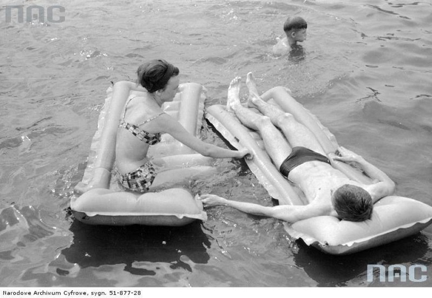 Kąpiący się na materacach na basenie w Zalesiu Górnym, 1965.