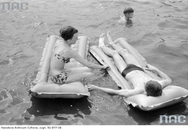 Kąpiący się na materacach na basenie w Zalesiu Górnym, 1965.