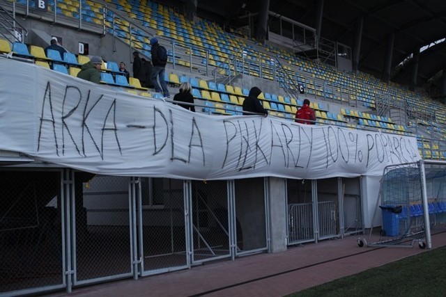 Na treningu pojawili się także kibice Arki. Fani toczą wojnę zarządem, w środę przygotowali transparent: "Najważniejsza jest Arka - dla piłkarzy 100% poparcia".