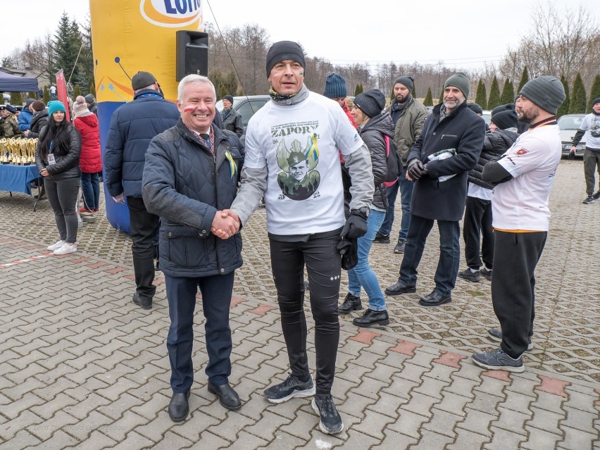 Powiat kraśnicki. Bieg pamięci Żołnierzy Wyklętych w Urzędowie. W wyścigu wzięło udział pond 300 biegaczy. Zobacz zdjęcia