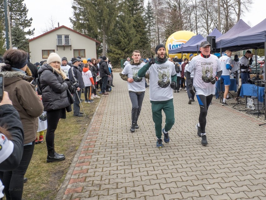 Powiat kraśnicki. Bieg pamięci Żołnierzy Wyklętych w Urzędowie. W wyścigu wzięło udział pond 300 biegaczy. Zobacz zdjęcia