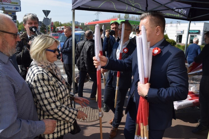 Prezydent Piotr Korytkowski rozdaje flagi przy Galerii nad...