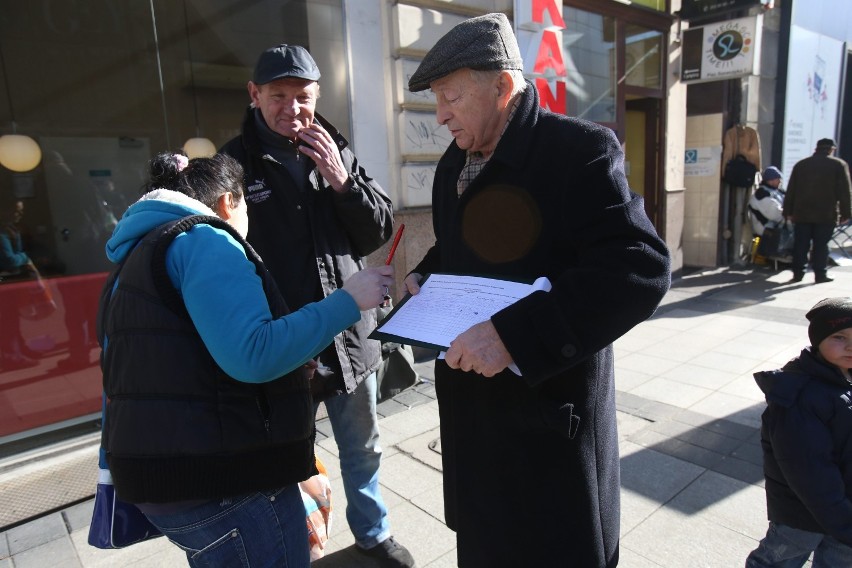 Katowice: Akcja zbieranie podpisów poparcia dla prezydenta Bronisława Komorowskiego [ZDJĘCIA]
