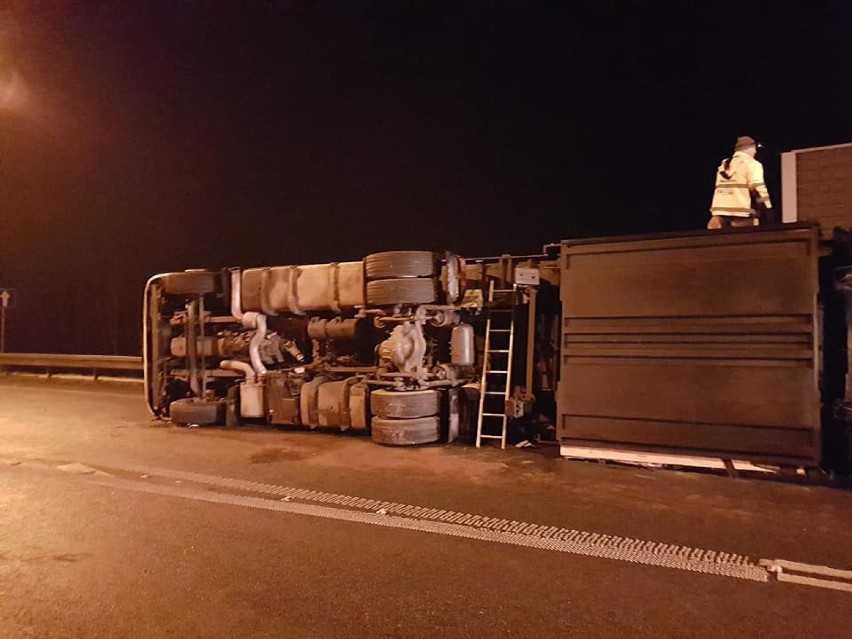 Tir przewrócił się na autostradzie A1 w Mszanie. Kierowca pijany