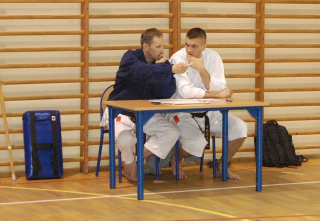 Sensei Mirosław Ellwart (z lewej) jest intruktorem w Karate Klub Wejherowo