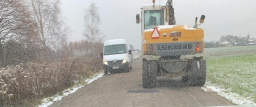 Na wąskich, lokalnych - gminnych i powiatowych- ulicach ruch...