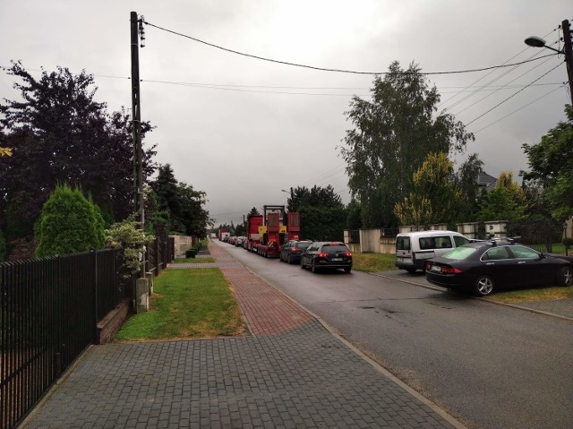 Na wąskich, lokalnych - gminnych i powiatowych- ulicach ruch przez budowę autostrady A1 jest ogromny. Codziennie w korku stoją tu tiry i ciężarówki dojeżdżające m.in. do węzła na A1. Widać tu również pojazdy z budowy A1 skracające sobie dojazd.

Zobacz kolejne zdjęcia. Przesuwaj zdjęcia w prawo - naciśnij strzałkę lub przycisk NASTĘPNE