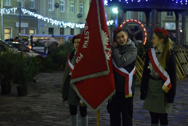 Na jarosławskim Rynku w czasie uroczystego apelu harcerzy Hufca ZHP im. Czesławy Puzon ps. „Baśka" w Jarosławiu przekazano Betlejemskie Światło Pokoju.

 Zobacz też: Historia kolędowania w Betlejem koło Jarosławia
