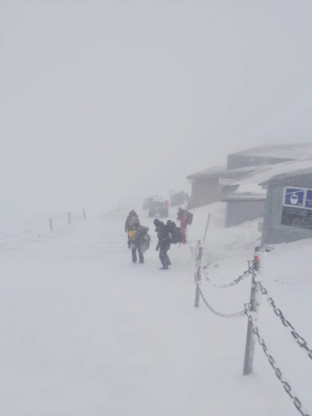 Ratownicy czeskiej Horskiej Slużby pomagali wczoraj (22.12) turyście, który na Śnieżkę wybrał się tylko w  szortach