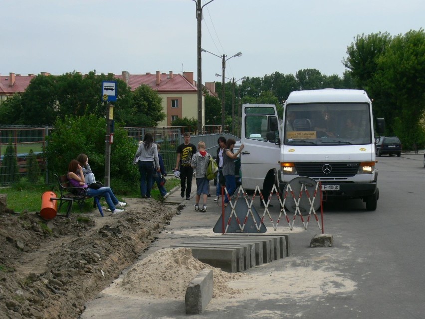 - Nasi pracownicy budują dojście do przystanku autobusowego,...