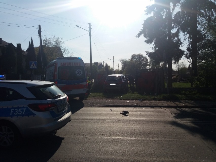 Wypadek na skrzyżowaniu ulic Legionów  i Słowackiego w Tomaszowie. Dwie osoby w szpitalu [ZDJĘCIA, FILM]