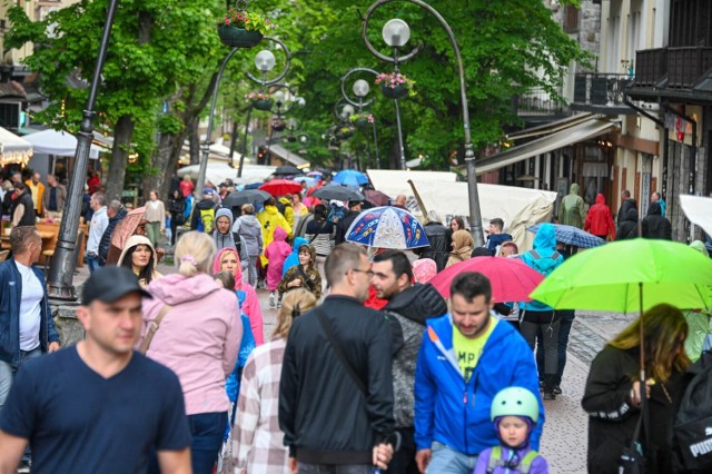 Długi weekend czerwcowy w Zakopanem. Na Krupówkach deszcz, parasole i peleryny