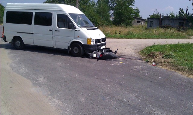 Wypadek w miejscowości Ignatów-Kolonia. Dzieci skuterem wjechały w busa.