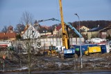 W Sławnie leją beton na potęge. Nowe centrum handlowe wyrasta ZDJĘCIA