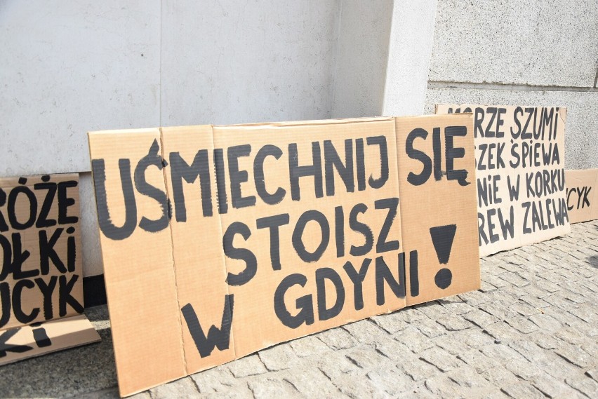 Protest przed Urzędem Miasta Gdyni zgromadził około 30 osób.