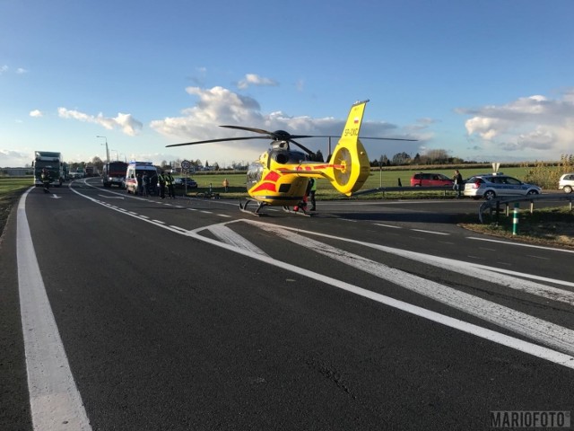 Według wstępnych ustaleń policjantów, 62-letnia rowerzystka na skrzyżowaniu, chcąc przejechać przez drogę krajową nr 11 w stronę Kujakowic Górnych, wymusiła pierwszeństwo przejazdu na 20-latku kierującym daewoo matizem.

Opolskie Info [27.10.2017]

