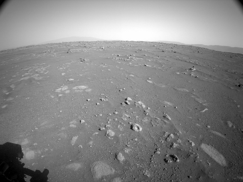 Widok na Marsa z kamery umieszczonej wysoko na maszcie...