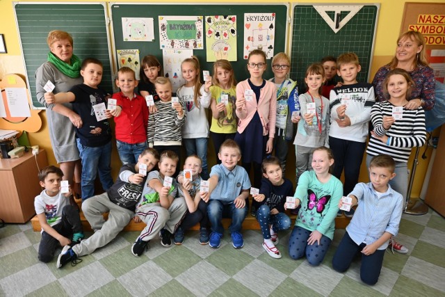 Brydżowy Klan ze Szkoły Podstawowej numer 20 w Kielcach razem z opiekunem Beatą Kurczyk i Małgorzatą Golec - prezesem zarządu Świętokrzyskiego Związku Brydża Sportowego w Kielcach.