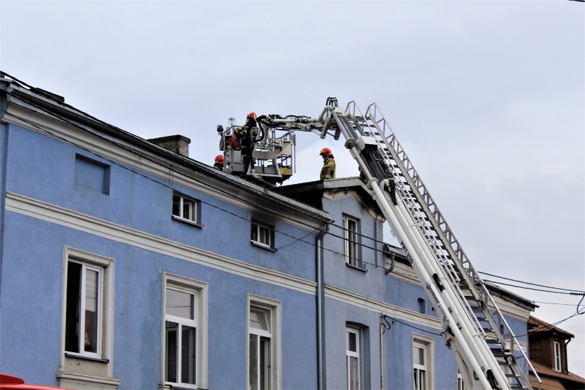Łęczyccy policjanci ratowali ludzi z płonącej kamienicy. Niestety w pożarze zginęła 66-letnia kobieta