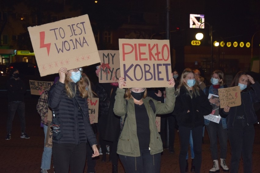 Strajk Kobiet na dębickim Rynku. Protestujący ruszyli pod dom posła Jana Warzechy