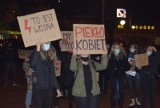 Strajk Kobiet na dębickim Rynku. Protestujący ruszyli pod dom posła Jana Warzechy