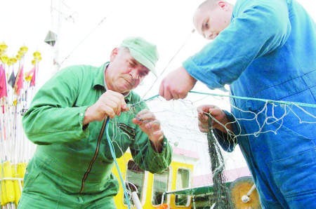Andrzej Kurkowicz i Siudmak Marcin z kutra UST-31, którzy łowią łososia nic jeszcze nie wiedzą o ewentualnym zakazie połowu. Przyznają jednak, że byłaby to wielka strata.