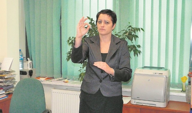 Pani Irmina Grzywka z rawskiego urzędu gminy służy pomocą osobom niesłyszącym