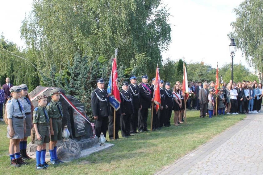 Uroczyście odsłonięto tablicę upamiętniającą pomordowanych...