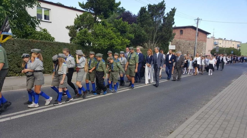 Uroczyście odsłonięto tablicę upamiętniającą pomordowanych...