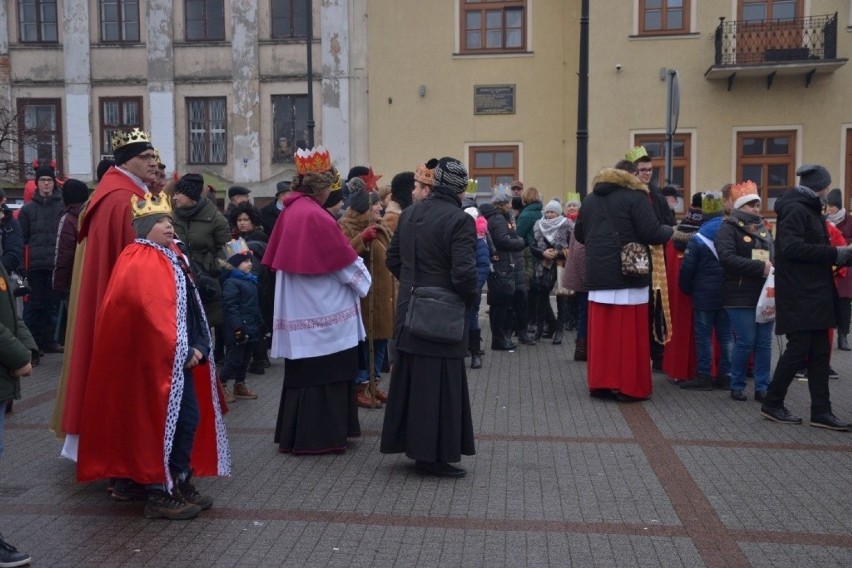 Orszak Trzech Króli, który przeszedł lipnowskimi ulicami był radosny i kolorowy [zdjęcia]