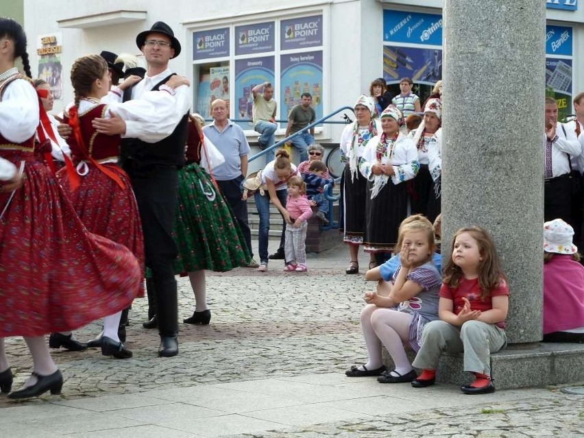 Folklor z Europy Wschodniej na ulicach Piły i Jastrowia