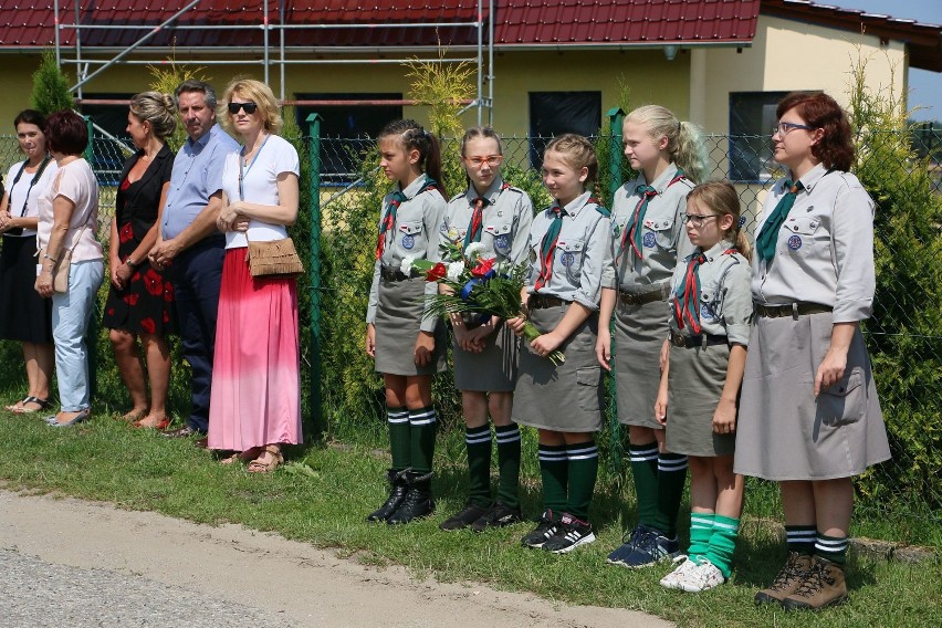 Mogiła z kapliczką znajdują się na zachodnich rogatkach wsi....