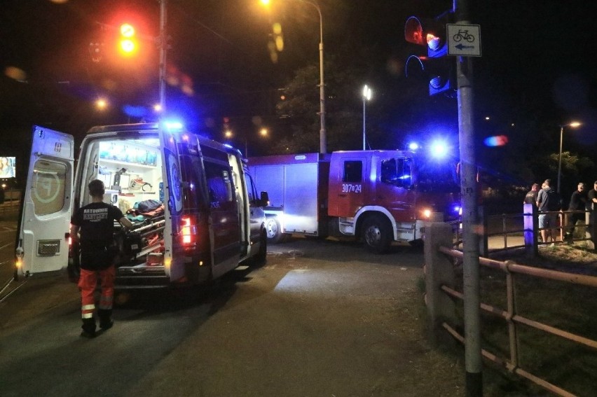 Wrocław. Tragedia przy mostach Trzebnickich. W Odrze utonął mężczyzna (ZOBACZ ZDJĘCIA Z NOCNEJ AKCJI)