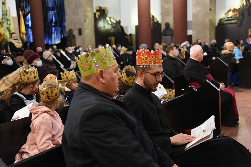 Kolędowanie z postaciami historycznymi w  kościele pw....