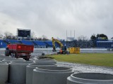 Leszno. Budują odwodnienie liniowe na stadionie Alfreda Smoczyka ZDJĘCIA