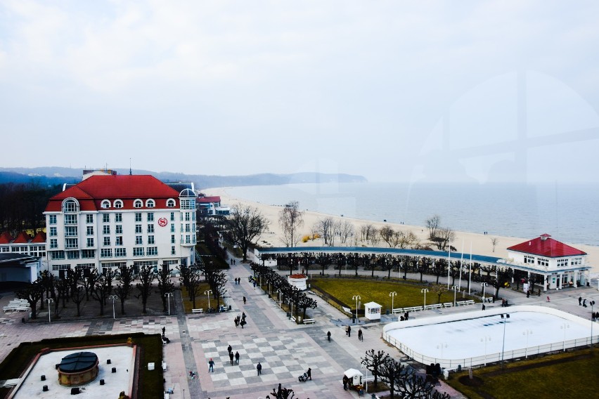 Latarnia Morska w Sopocie. Wdziałeś miasto z tej perspektywy? wybierz się też na spacer po sopockiej plaży | ZDJĘCIA
