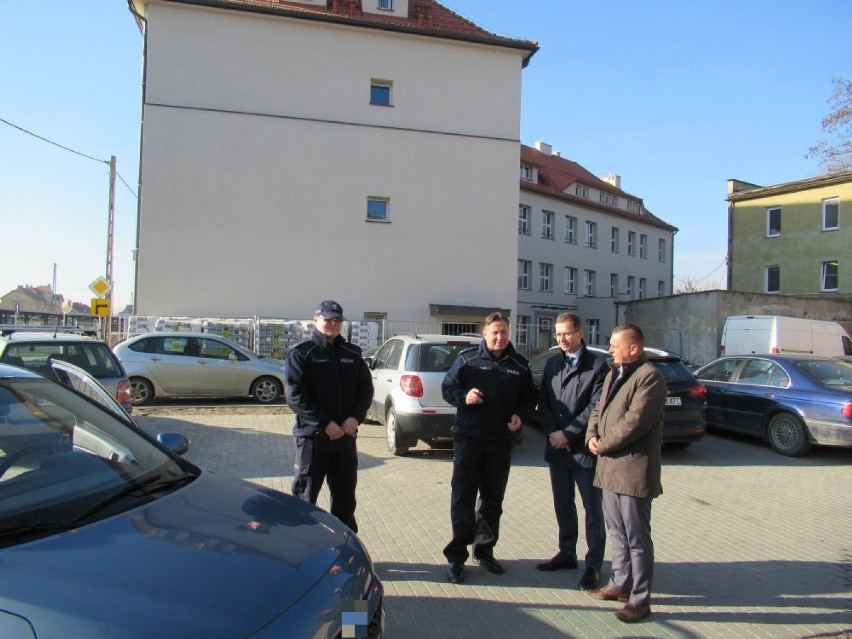 Policjanci Jaworzyny Śląskiej mają nowy, nieoznakowany radiowóz. Poświęcił go ksiądz