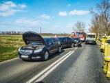 Wypadek na trasie między Lesznem a Górą. Zderzyły się trzy samochody