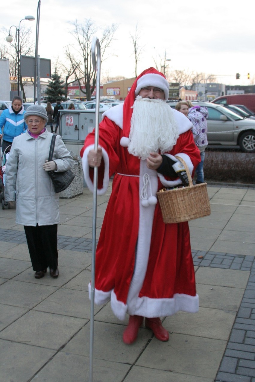 Puławy: Mikołaj rozdał słodycze i odpalił iluminację (foto)