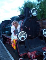 Szydełkowa mistrzyni street-artu "ubierze" lokomotywę Tuwima