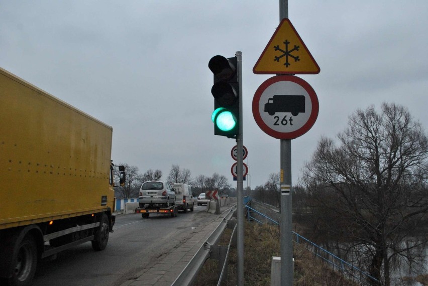 Most na rzece Warcie w Międzychodzie - ciężarówki nie mogą...