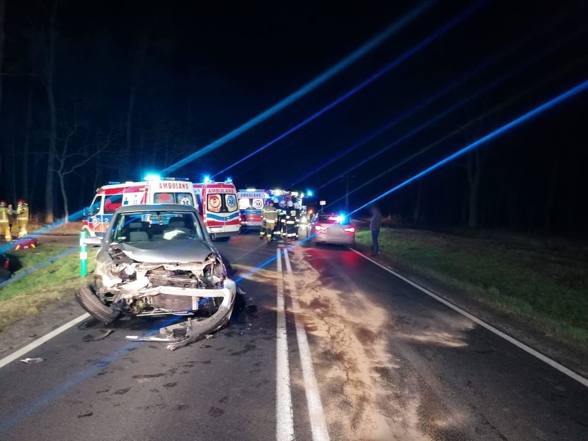 Powiat leszczyński. Wypadek na DK12 zablokowana droga krajowa. Pięć osób rannych w tym dwoje dzieci [ZDJĘCIA]