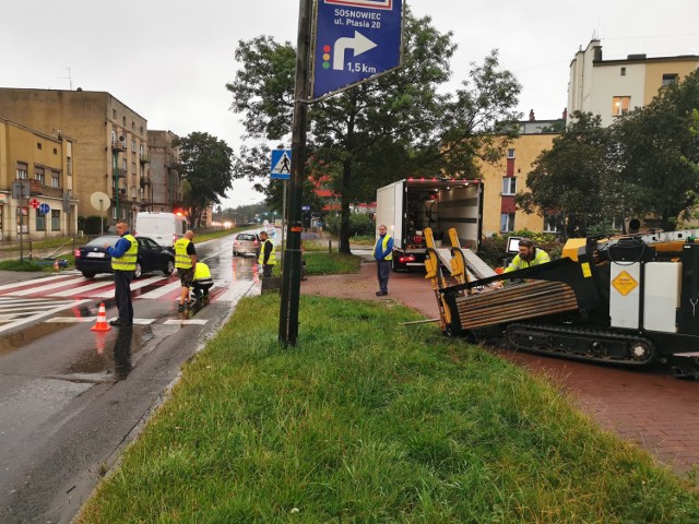 Na ulicy Orlej trwają prace nad nowym oświetleniem przejść. 

Zobacz kolejne zdjęcia. Przesuń zdjęcie w prawo - wciśnij strzałkę lub przycisk NASTĘPNE