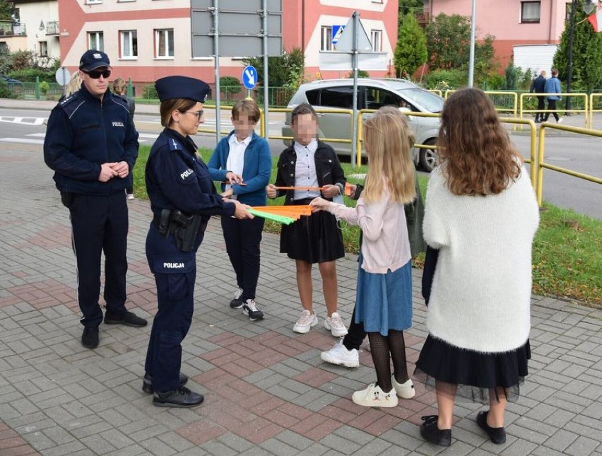 W rejonie szkół na terenie powiatu puckiego można spotkać dzielnicowych, policjantów ruchu drogowego i zajmujących się profilaktyką społeczną, którzy czuwają nad bezpieczeństwem dzieci i młodzieży w drodze do szkoły