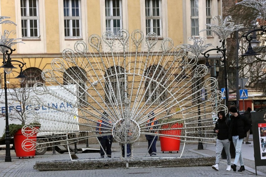 Rozpoczął się montaż oświetlenia świątecznego w Legnicy, inauguracja 6 grudnia